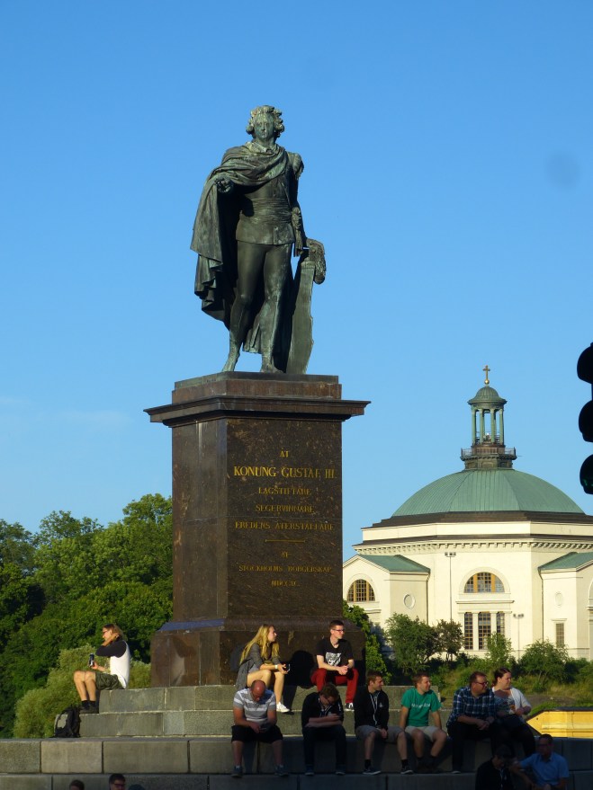 The King overlooks the harbor